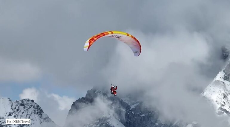 Chinese paraglide on Everest Honored